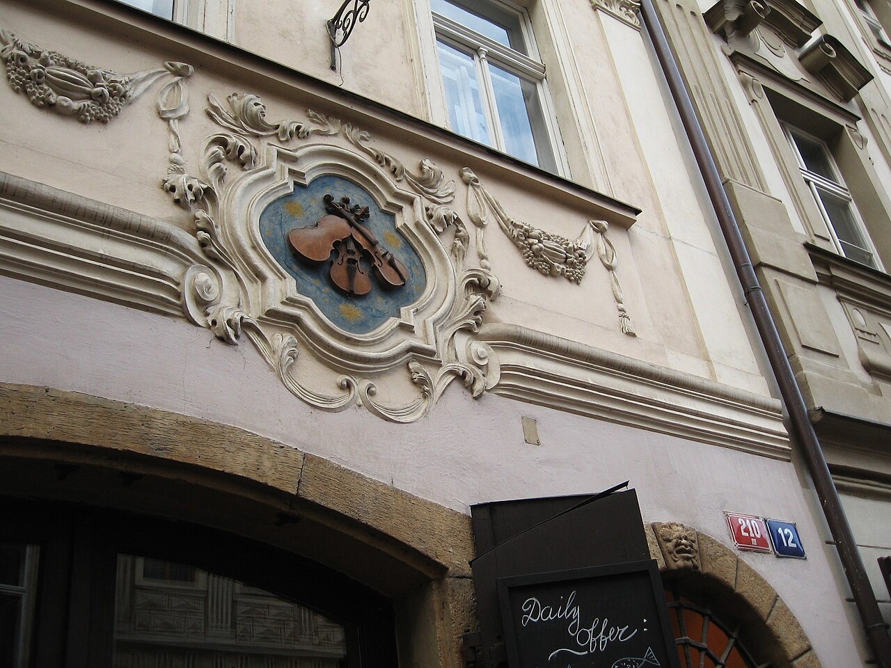 The house sign At the Three Little Fiddles, Nerudova 12
